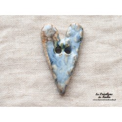Bouton coeur allongé bleu-gris marbré