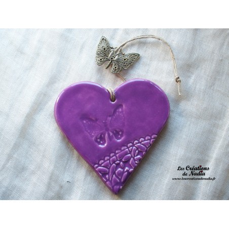 Coeur en céramique couleur  lilas, breloque papillon, à suspendre