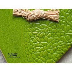 Coeur Hansi vert printemps en poterie, à suspendre