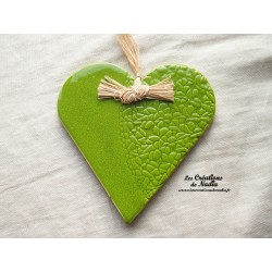 Coeur Hansi vert printemps en poterie, à suspendre