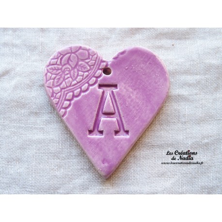 Coeur belle lettre couleur lilas en céramique, à suspendre