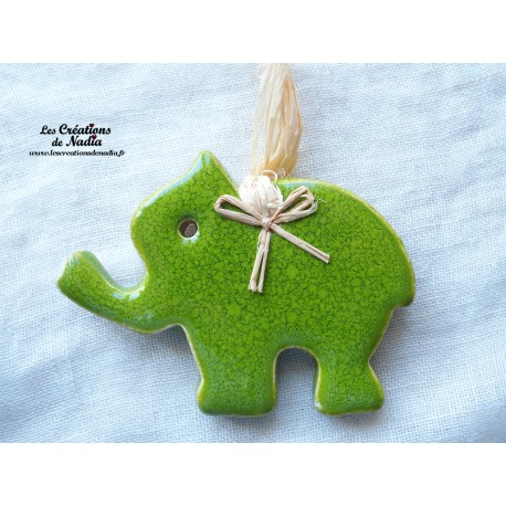 Petit éléphant couleur vert printemps en céramique