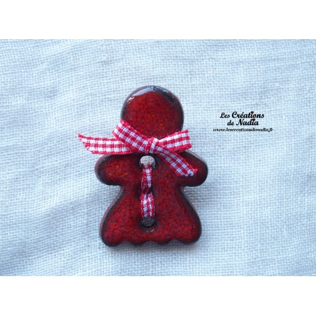 Pin's grande Maïdela couleur rouge piment Pin's grande Maïdela couleur rouge piment