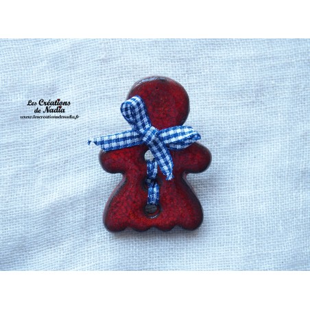 Pin's grande Maïdela couleur rouge piment Pin's grande Maïdela couleur rouge piment