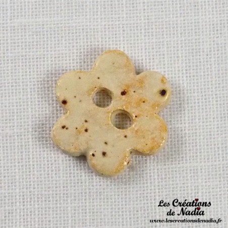 Bouton petite fleur en céramique, couleur pain d'épice Bouton petite fleur en céramique, couleur pain d'épice