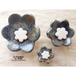 Poppies fleurs en céramique pour les jardinières, série de trois fleurs bleu gris métal