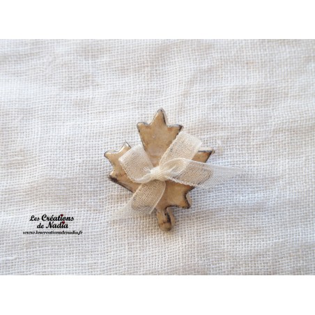 Pin's feuille d'érable marron glacé Pin's feuille d'érable marron glacé