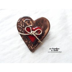 Broche coeur en céramique crème brûlée