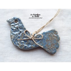 Oiseau en céramique, couleur bleu gauloise impressions fines dentelles