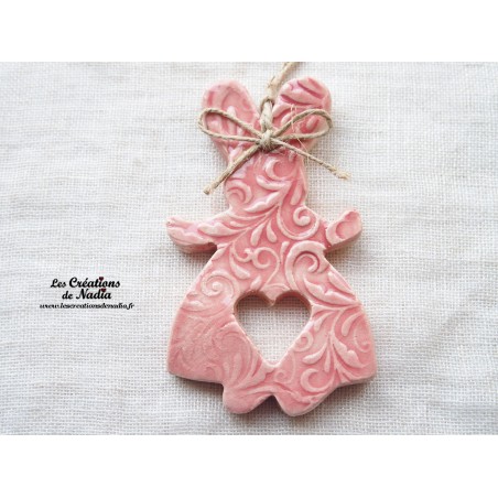 Lapine en céramique, couleur rose, impressions volubilis, à accrocher Lapine en céramique, couleur rose, impressions volubilis, à accrocher