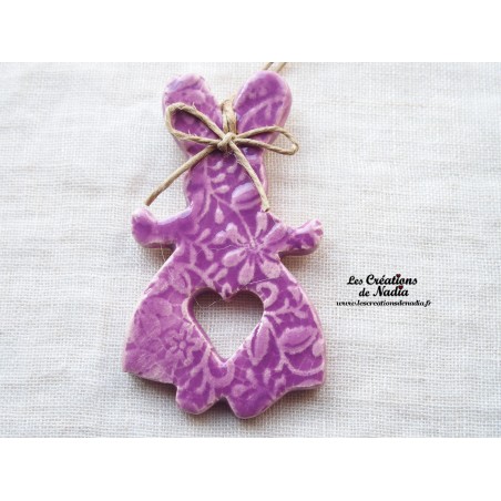 Lapine en céramique, couleur lilas, impressions fines dentelles, à suspendre Lapine en céramique, couleur lilas, impressions fines dentelles, à suspendre