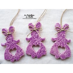 Lapine en céramique, couleur lilas, impressions fines dentelles, à suspendre