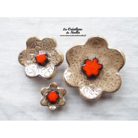 Poppies fleurs en céramique pour les jardinières, série de trois fleurs marron glacé Poppies fleurs en céramique pour les jardinières, série de trois fleurs marron glacé