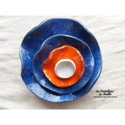 Fleur en céramique à coroles, grand modèle, couleurs bleu outremer, orange et blanc