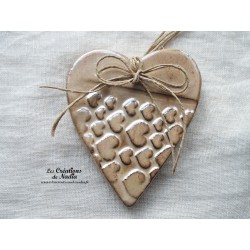 Coeur en céramique Lina à accrocher, couleur marron glacé impressions petits coeurs