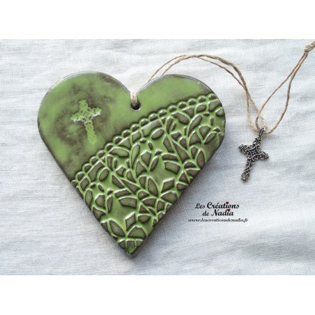Coeur en céramique vert tilleul avec breloque croix, à suspendre