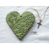 Coeur en céramique vert tilleul avec breloque croix, à suspendre