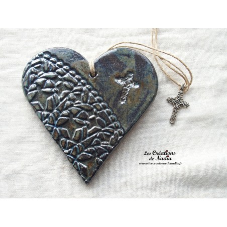 Coeur en céramique gris métal breloque croix, à suspendre Coeur en céramique gris métal breloque croix, à suspendre