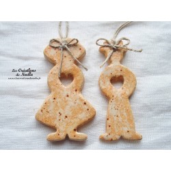Petit couple d'Alsaciens en céramique, couleur pain d'épice