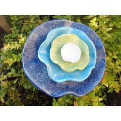 Fleur en céramique à corolles, grand modèle, couleurs bleu outremer, bleu azur, vert amande et blanc