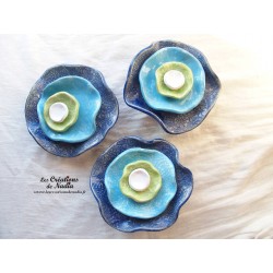 Fleur en céramique à coroles, moyen modèle, couleurs bleu outremer, bleu lagon, vert amande et blanc