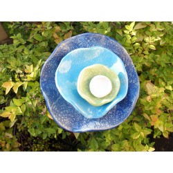 Fleur en céramique à coroles, moyen modèle, couleurs bleu outremer, bleu lagon, vert amande et blanc