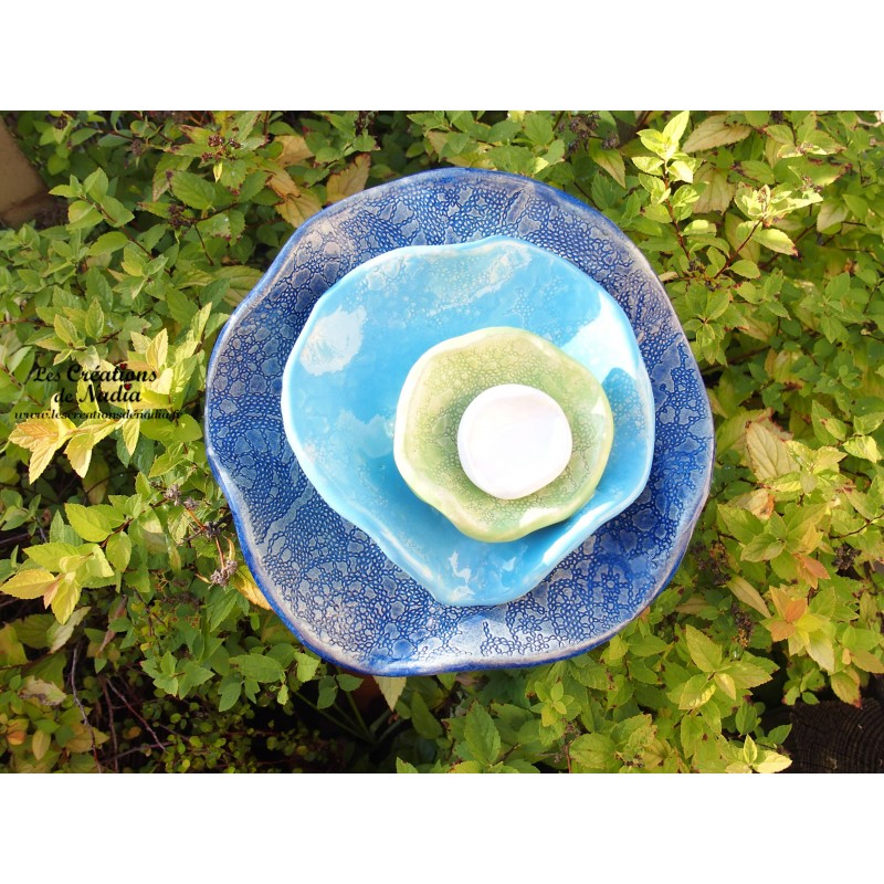 Fleur en céramique à coroles, moyen modèle, couleurs bleu outremer, bleu lagon, vert amande et blanc