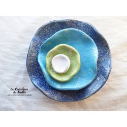 Fleur en céramique à corolles, moyen modèle, couleurs bleu outremer, bleu azur, vert amande et blanc