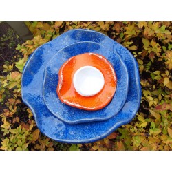 Fleur en céramique à coroles, grand modèle, couleurs bleu outremer, orange et blanc