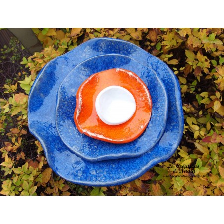Fleur en céramique à coroles, grand modèle, couleurs bleu outremer, orange et blanc Fleur en céramique à coroles, grand modèle, couleurs bleu outremer, orange et blanc