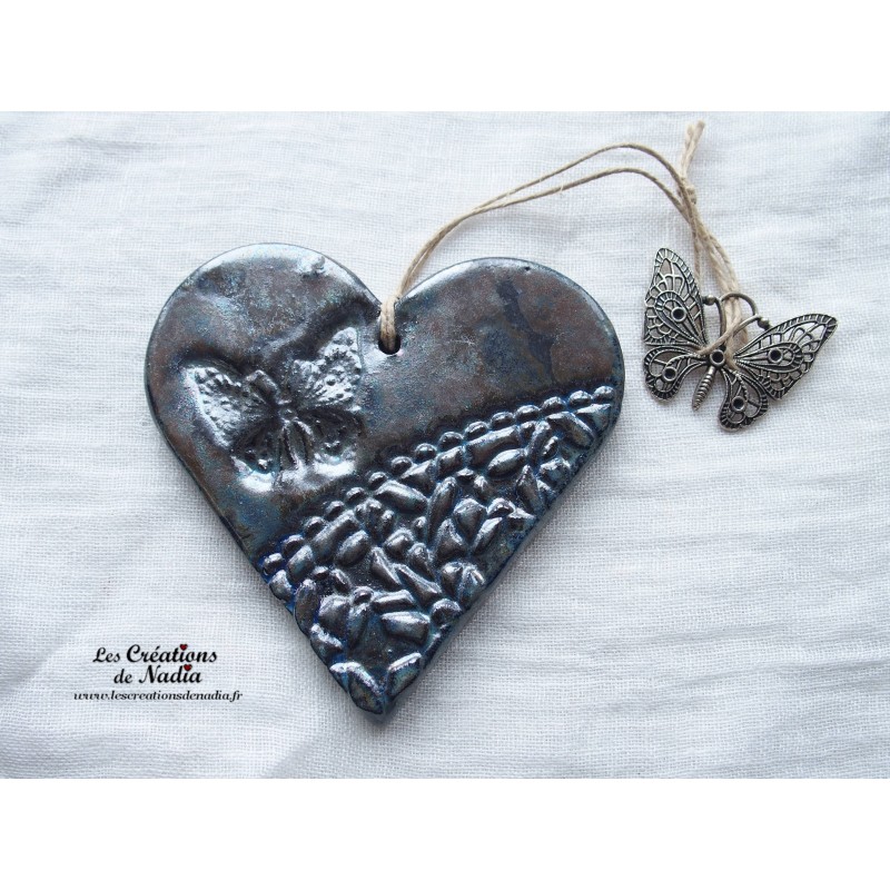 Coeur en céramique gris métallique breloque papillon, à suspendre
