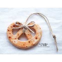 Mini bretzel en céramique, couleur pain d'épice