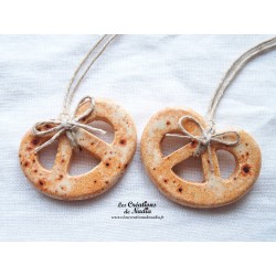 Mini bretzel en céramique, couleur pain d'épice