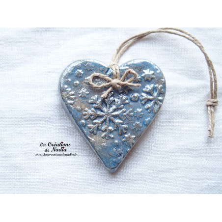 Coeur Katele en céramique, couleur bleu gauloise, impressions flocons, à suspendre Coeur Katele en céramique, couleur bleu gauloise, impressions flocons, à suspendre