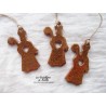 Saint Nicolas en céramique couleur sable doré, à suspendre