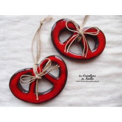 Bretzel en céramique, couleur rouge pomme d'amour à suspendre