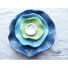 Fleur en céramique à corolles, grand modèle, couleurs bleu outremer, bleu azur, vert amande et blanc
