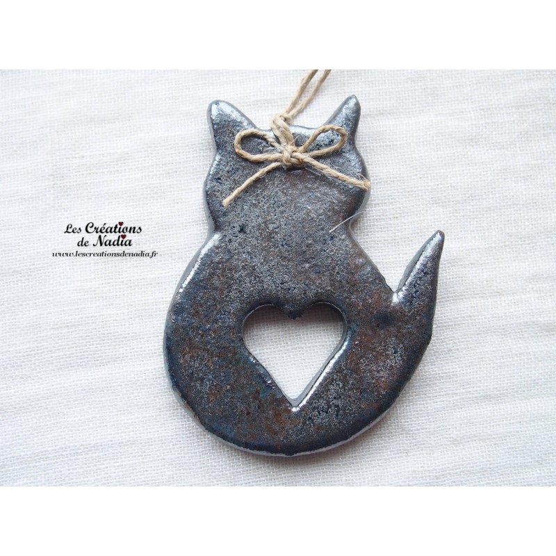 Chat en céramique couleur gris métal, à suspendre