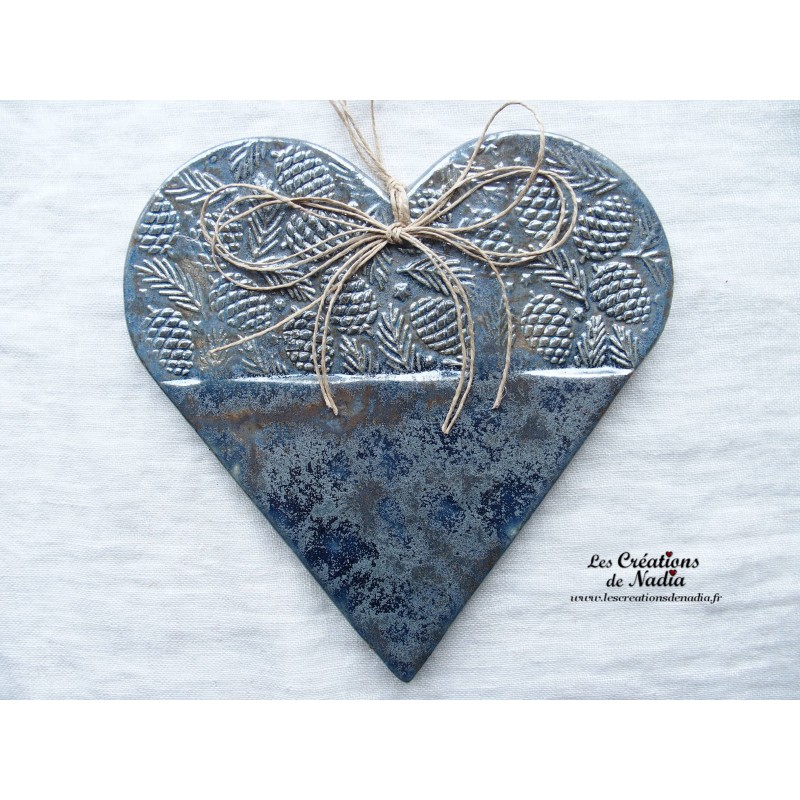 Coeur en céramique Hansi couleur bleu gris métal, impression pommes de pin à suspendre