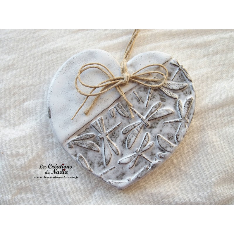 Coeur Augustine couleur elsass café et blanc glacé, impression libellules,  en poterie, à suspendre