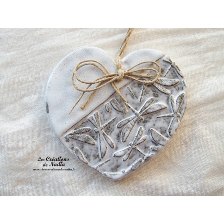 Coeur Augustine couleur elsass café et blanc glacé, impression libellules, en poterie, à suspendre Coeur Augustine couleur elsass café et blanc glacé, impression libellules, en poterie, à suspendre
