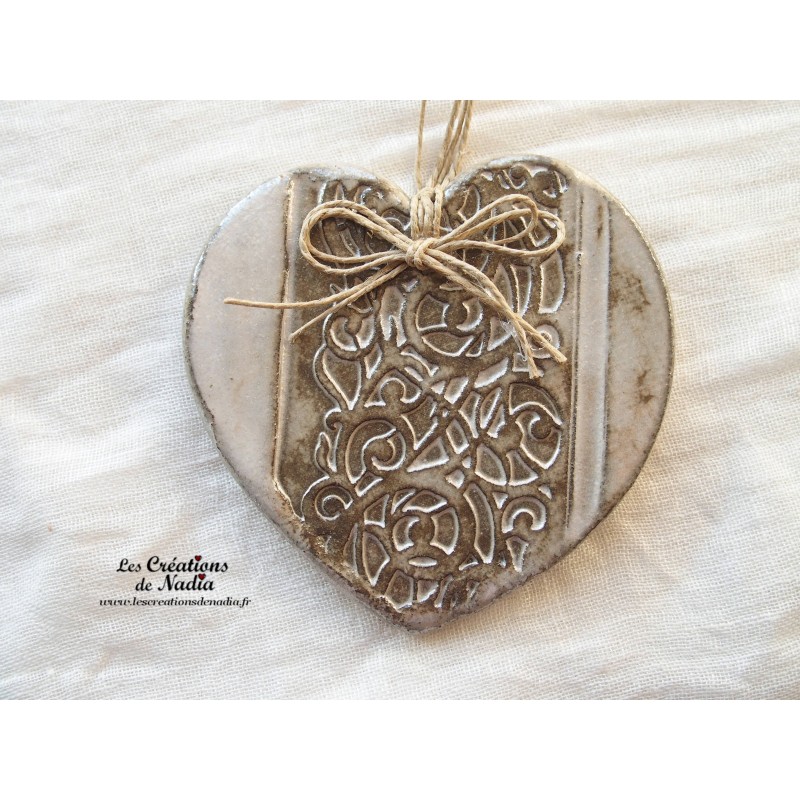 Coeur Augustine couleur marron givré, impression volutes en poterie, à accrocher