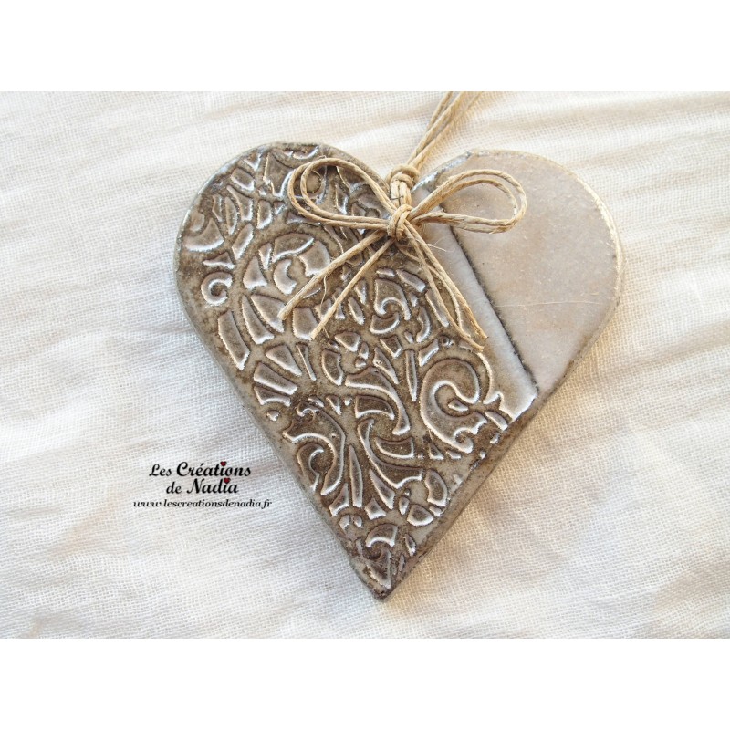 Coeur Liesel en céramique couleur marron givré, impression volutes, à suspendre
