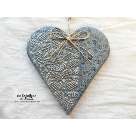 Coeur en céramique Hansi couleur bleu gris métal, impression pommes de pin à suspendre