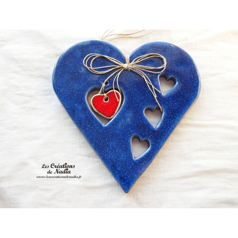 Coeur Hansi bleu outremer en poterie, à accrocher