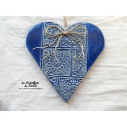 Coeur en faïence couleur bleu outremer, impression rosace