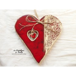 Coeur Hansi couleur rot und wiss à suspendre, impression damassé