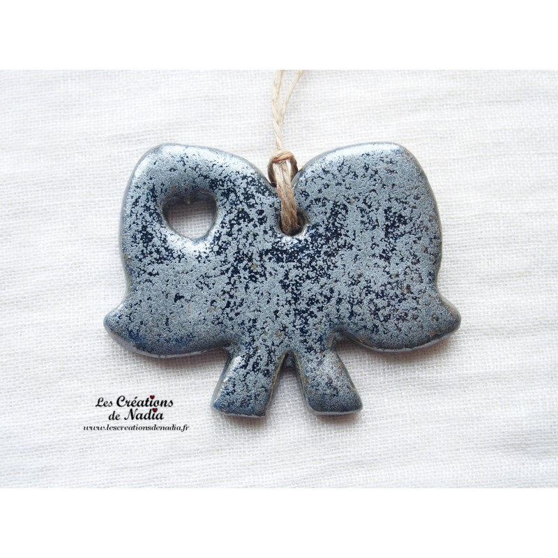 Coiffe alsacienne en céramique, couleur bleu gris métal, à suspendre