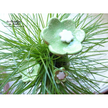 Poppies fleurs en céramique pour les jardinières, série de trois fleurs vert amande Poppies fleurs en céramique pour les jardinières, série de trois fleurs vert amande
