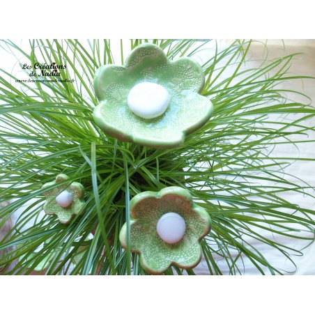 Poppies fleurs en céramique pour les jardinières, série de trois fleurs vert amande Poppies fleurs en céramique pour les jardinières, série de trois fleurs vert amande